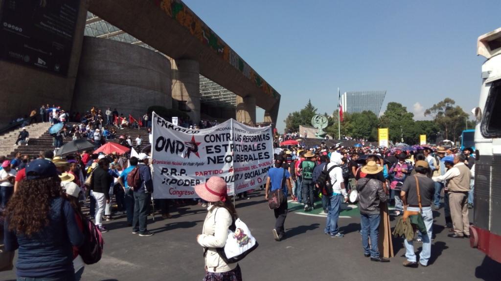 Pese a que la marcha estaba programada para las 09:00 horas, los contingentes partieron con dirección al Zócalo con casi dos horas de retraso. 