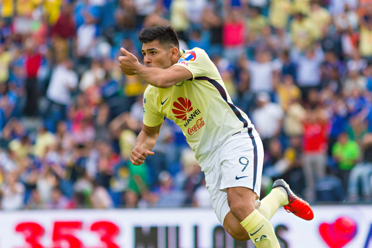 Silvio Romero festeja su gol ante Cruz Azul.