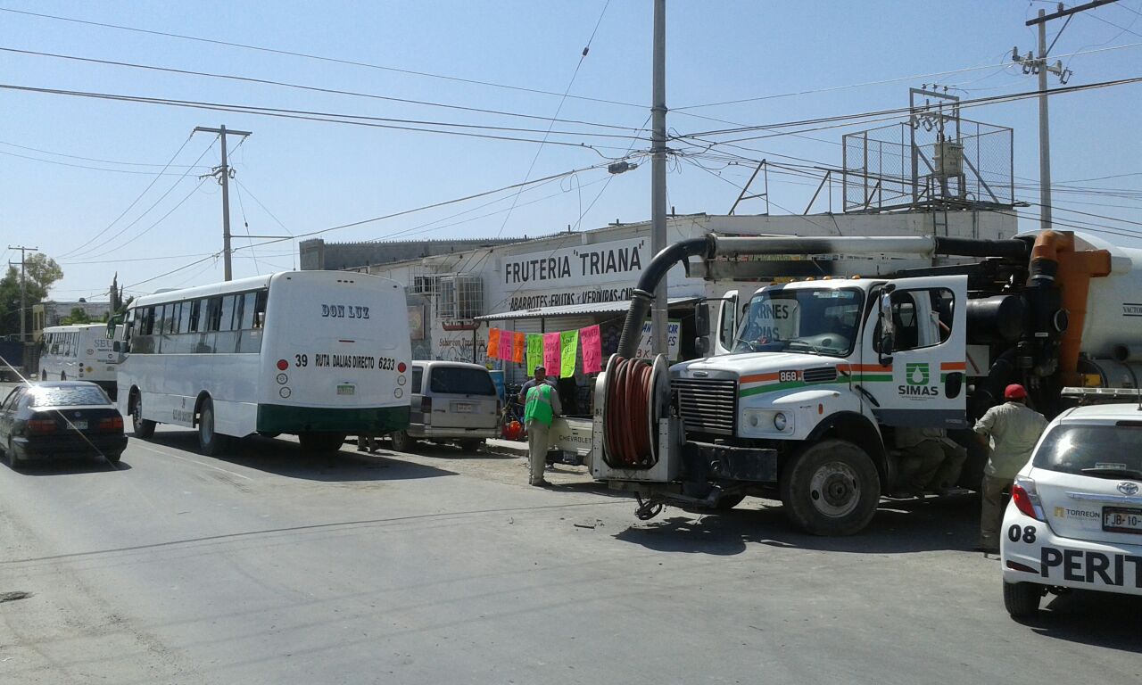En Torreón, un camión de Simas y una ruta urbana chocaron en la colonia Rincón La Merced de Torreón.