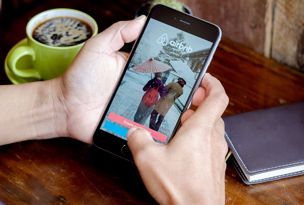 Airbnb es un sistema utilizado en más de 190 países para obtener alojamiento en casas de personas desconocidas, que usa reseñas en línea para mantener