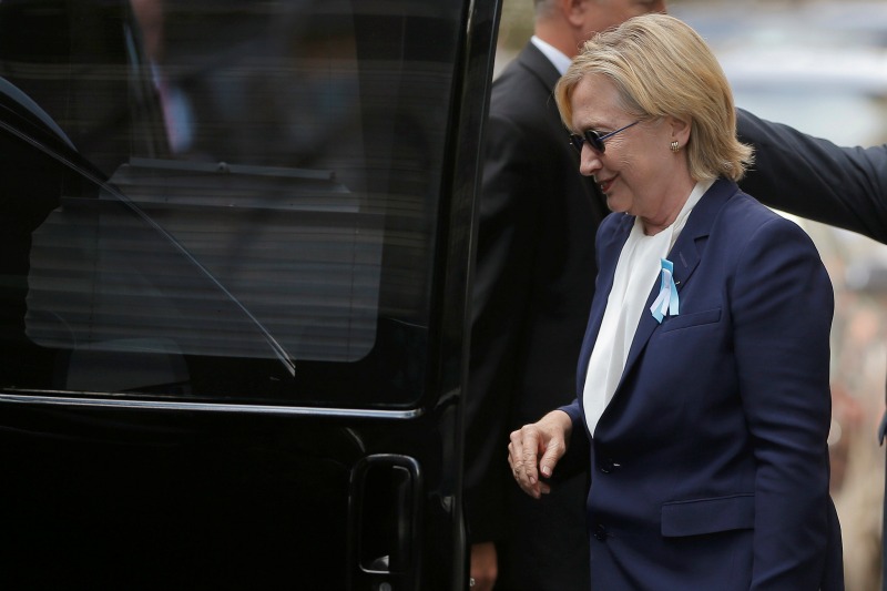 Clinton abandonó este domingo de forma repentina la ceremonia de alto perfil en Nueva York.