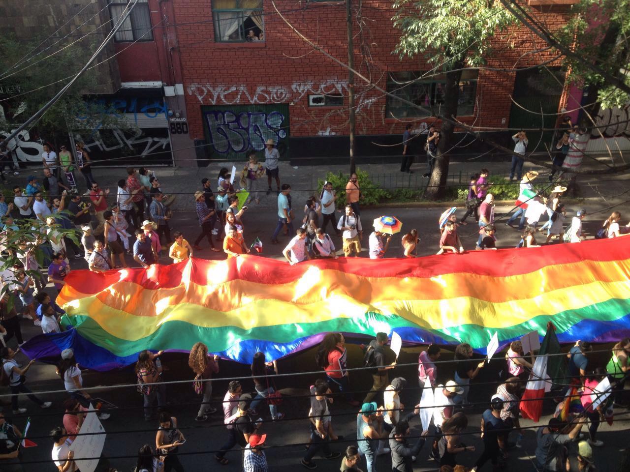 Decenas de personas marchan sobre avenida Hidalgo con rumbo a Plaza Liberación.