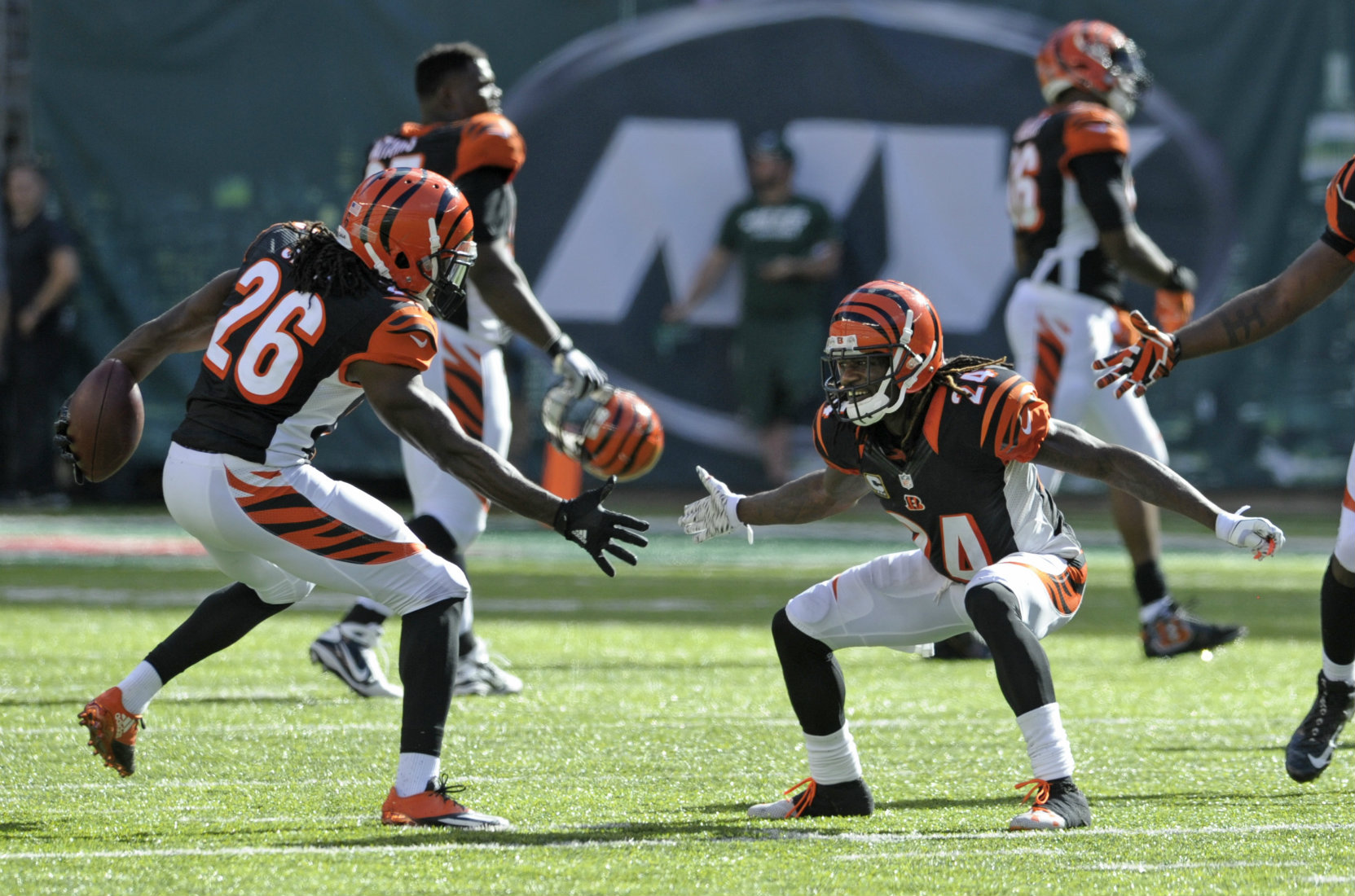 Dre Kirkpatrick y Adam Jones festejando el triunfo de los Bengals en New York 