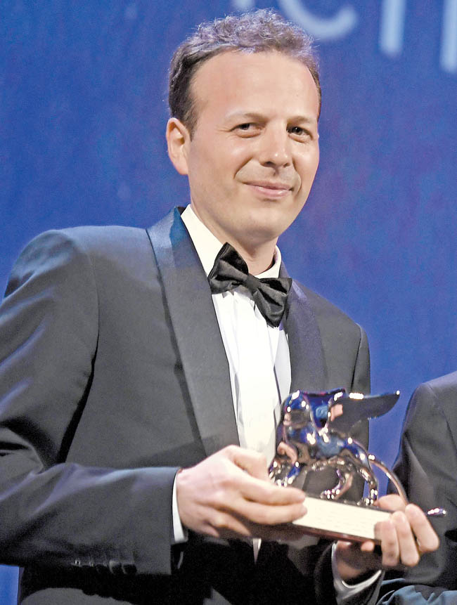 El director posa orgulloso con su reconocimiento internacional. 