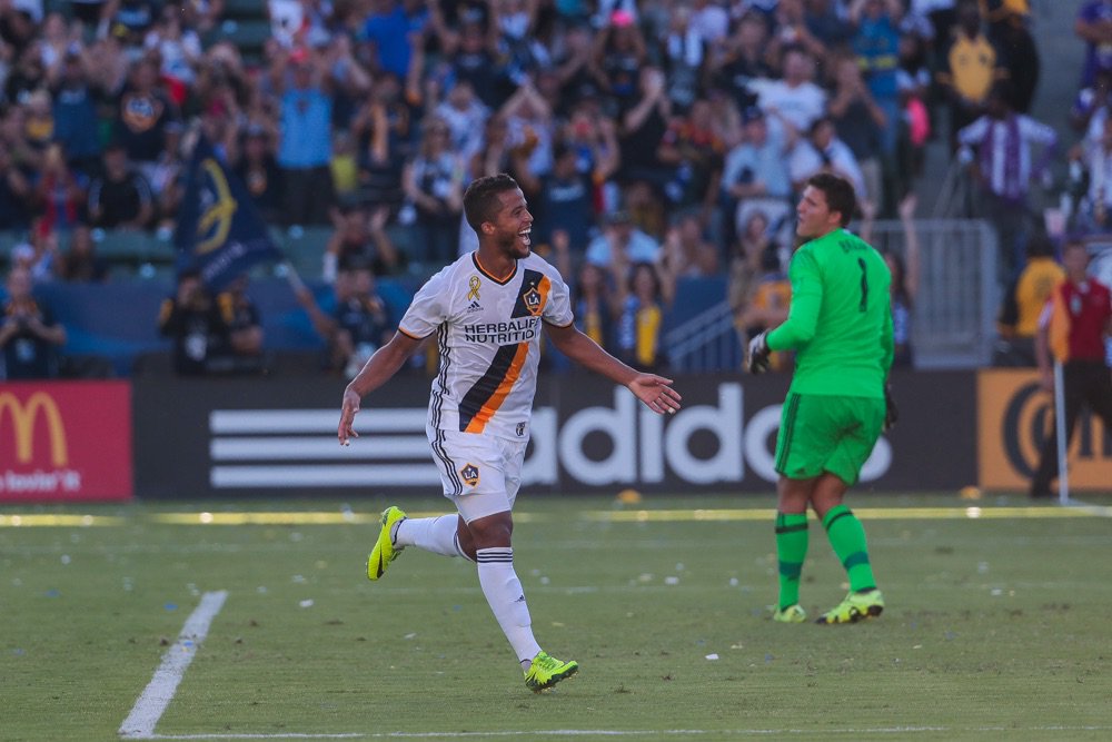 Giovani dos Santos marca doblete en regreso de Donovan 