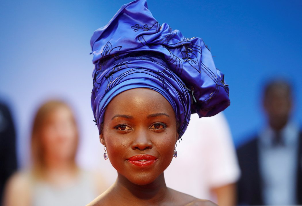 Lupita Nyong'o acaparó la atención a su arribo para presentar la película "Queen of Katwe".
