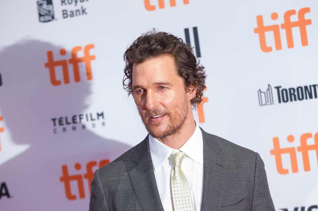 Matthew McConaughey da voz a Buster, un koala empresario que maneja un teatro.