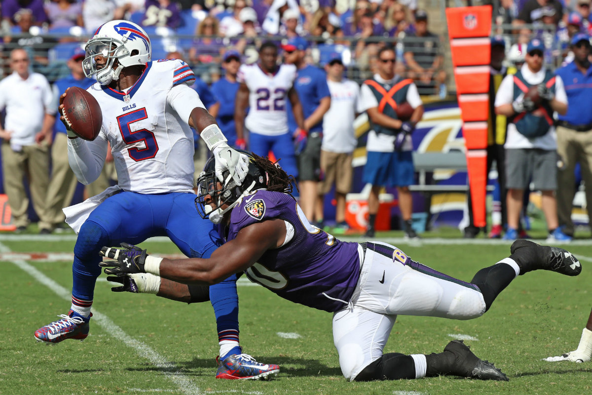 Tyrod Taylor es tacleado por ZaDarius Smith.