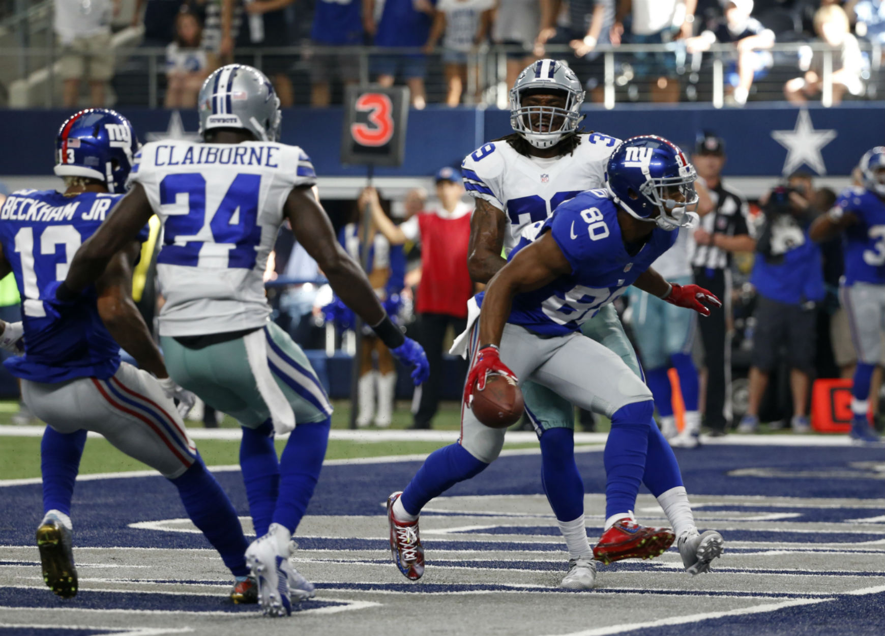 Víctor Cruz festejando su tochdown ante los Cowboys 