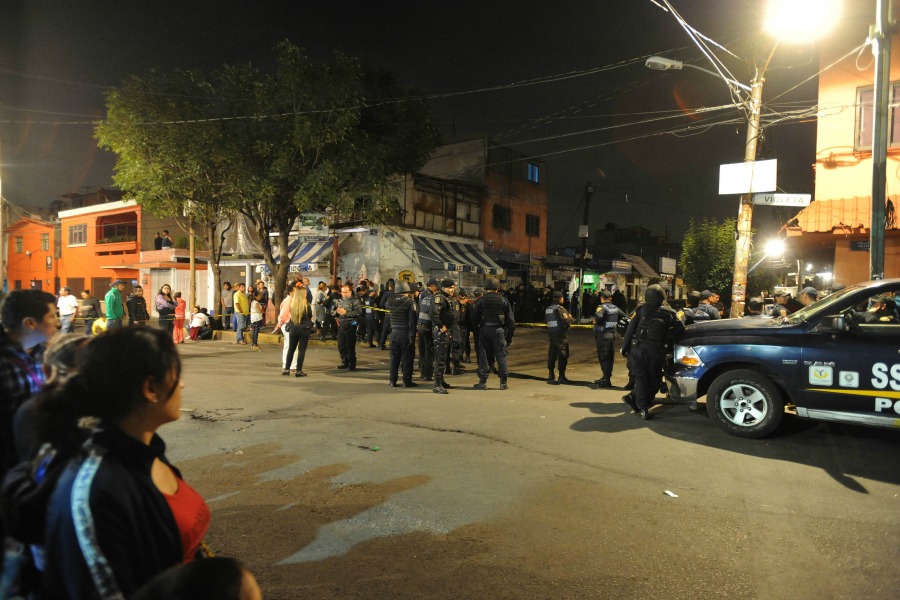 Las autoridades esperan a que los médicos del hospital de Iztapalapa les entreguen un reporte médico sobre el estado de salud de los dos lesionados.