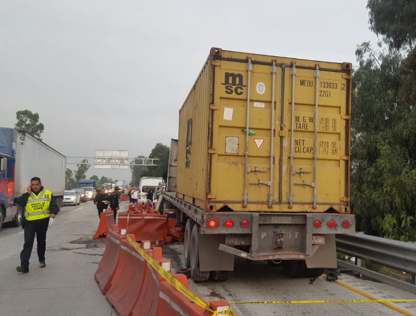 Un choque entre un auto particular y un tráiler dejó seis personas muertas en la autopista México-Querétaro.
