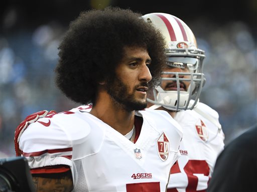 Colin Kaepernick, mariscal de campo que ha dividido a la gente por su protesta en el Himno de EU