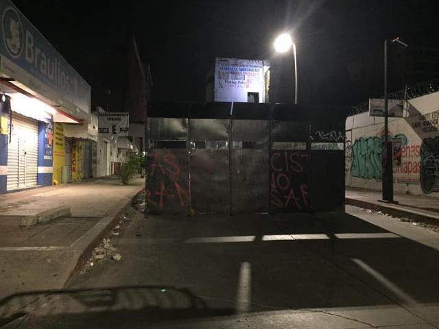 Integrantes de la CNTE, se declararon en alerta máxima, ante los rumores de un eventual desalojo del plantón que mantienen desde el 15 de mayo. 