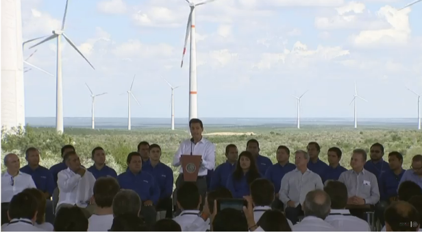 En Nuevo León, el presidente Enrique Peña Nieto inauguró el parque eólico más grande de México. 