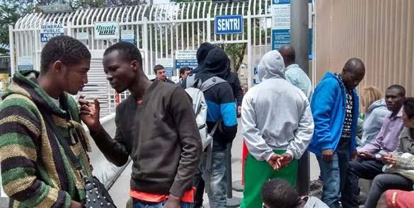 Africanos y haitianos esperan poder ingresar a Estados Unidos. 