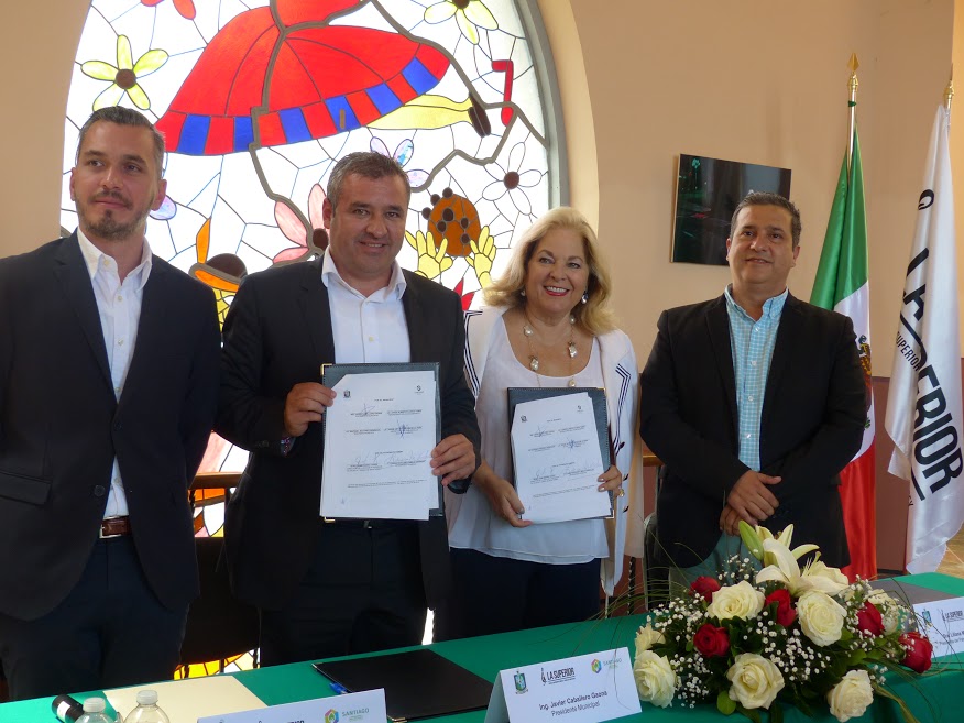 El convenio se celebró entre personal de la institución y autoridades municipales. 