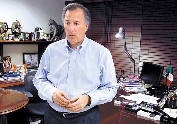 { José Antonio Meade fue entrevistado por Carlos Marín para "El asalto a la razón", de Notivox Televisión.