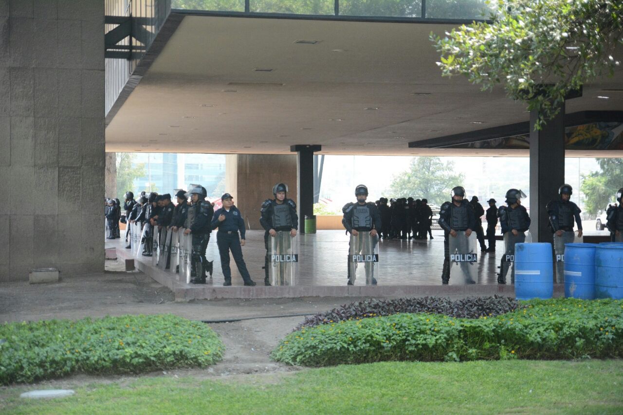 Los policías están en espera de una posible manifestación. 