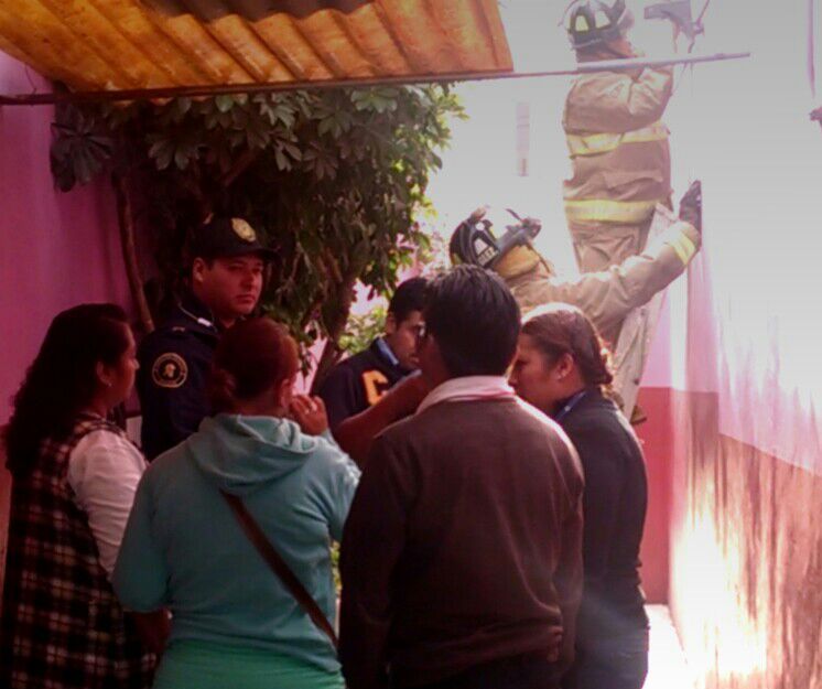 Personal de bomberos atendió de forma inmediata la fuga que provenía del tanque estacionario.