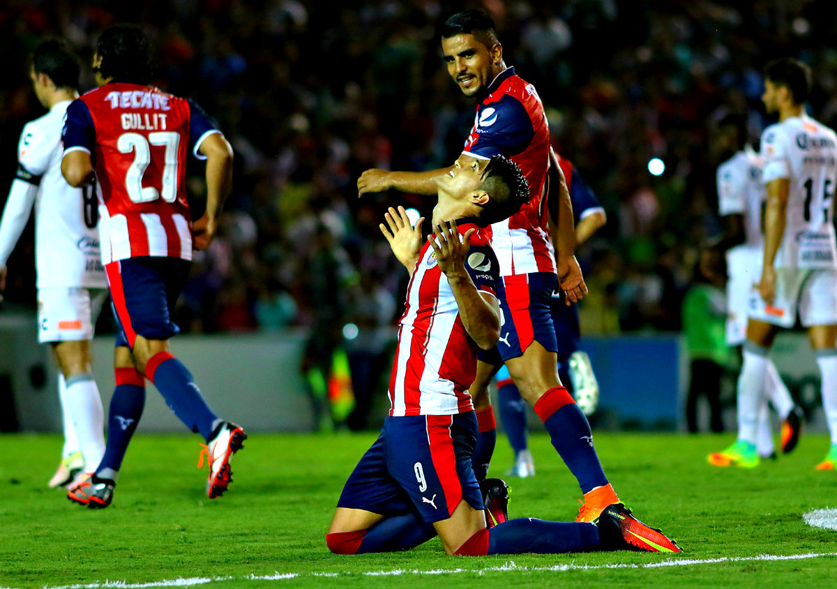 Alan Pulido festejó su primer gol con Chivas 