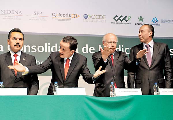 El director del IMSS, el secretario de Salud y el titular del Issste, durante el anuncio.