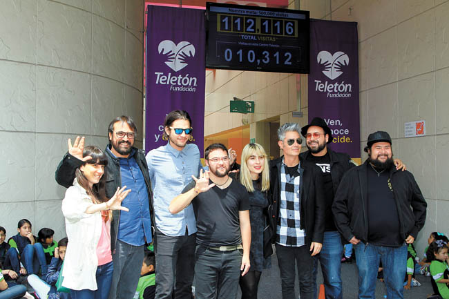 El reparto de la película tras dar el recorrido. 