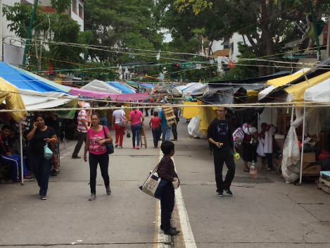 Mentores disidentes crearon brigadas armados con palos, cohetones y resorteras para cuidar el primer cuadro del centro de Tuxtla Gutiérrez, donde colo