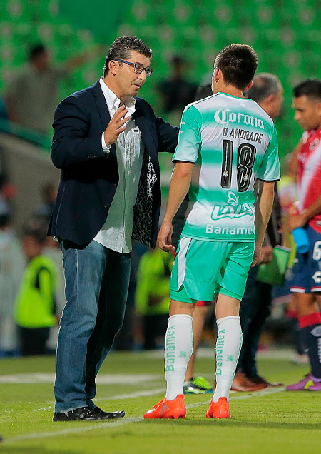 El presidente de Santos, Alejandro Irarragorri, mantuvo una larga plática con José Manuel de La Torre.