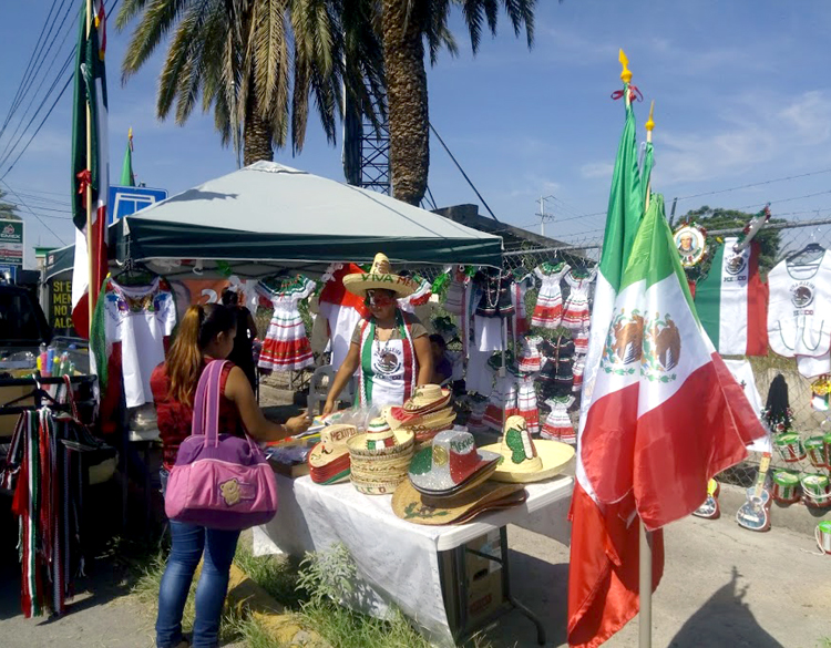  Las banderas, cornetas y matracas son los artículos más vendidos año con año. 