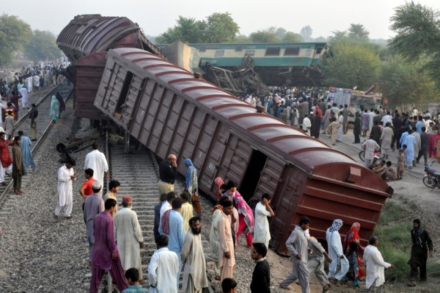 El choque del tren provocó la muerte de seis personas en Pakistán.