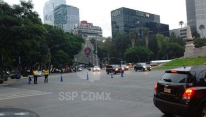 La circulación quedó suspendida ya que personal del gobierno de la Ciudad de México instala un escenario con motivo de las fiestas patrias. 