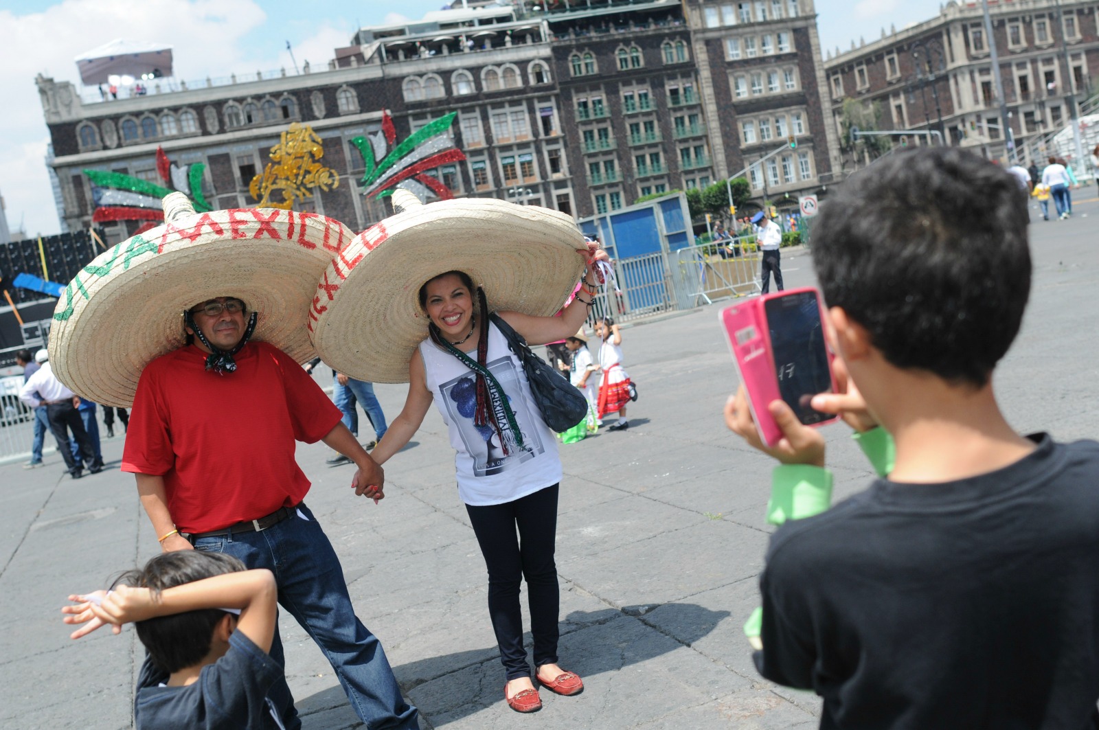 Decenas de personas han llegado al Zócalo capitalino para celebrar el Día de la Independencia.