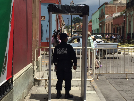 En las inmediaciones del zócalo de la ciudad de Oaxaca se instalaron mallas metálicas, arcos de seguridad, además habrá presencia de diferentes cuerpo