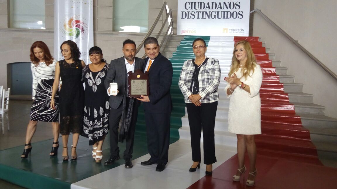 Mario Domm recibió la presea de ciudadano distinguido en Torreón.
