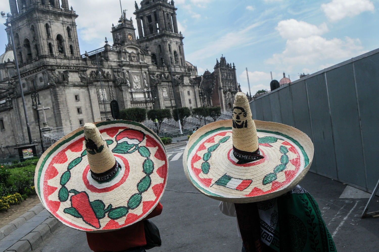 Tras pasar los filtros de seguridad, los asistentes caminan hacia el Zócalo capitalino.
