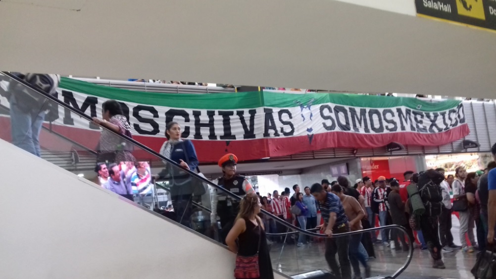 La afición chiva recibe a su equipo en el AICM