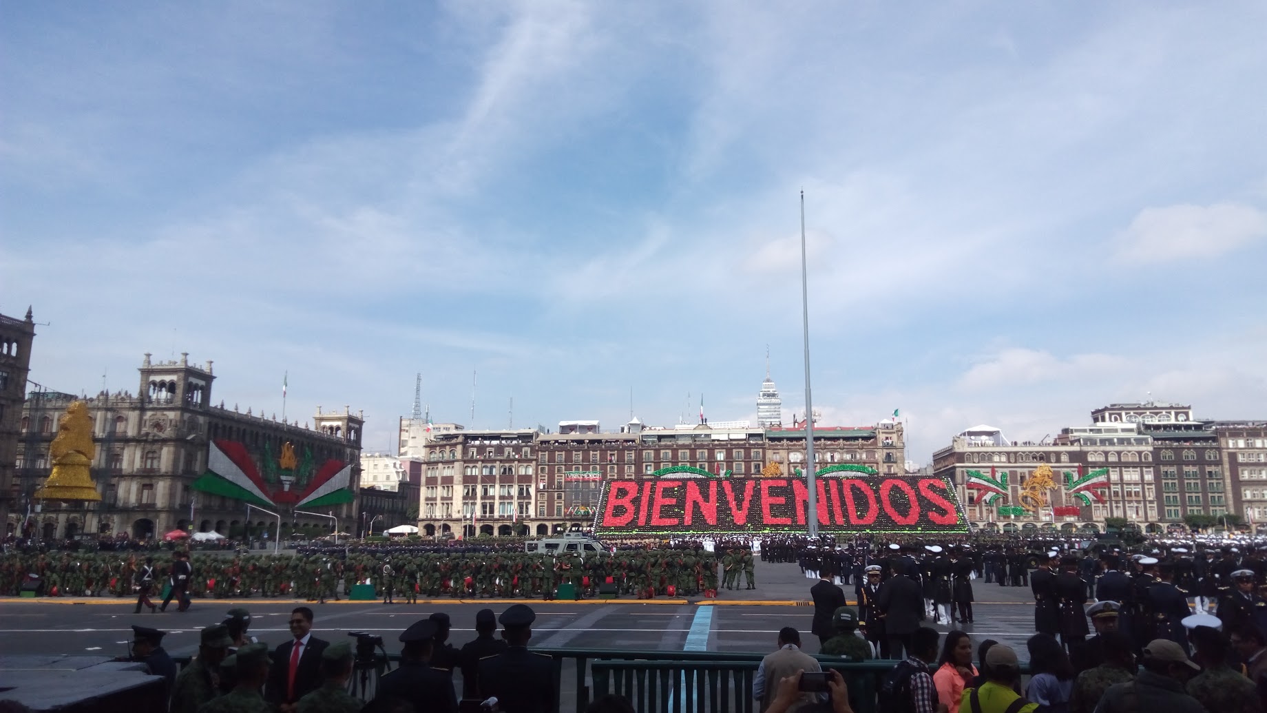 Las tropas que participarán en el Zócalo se alistan para desfilar.