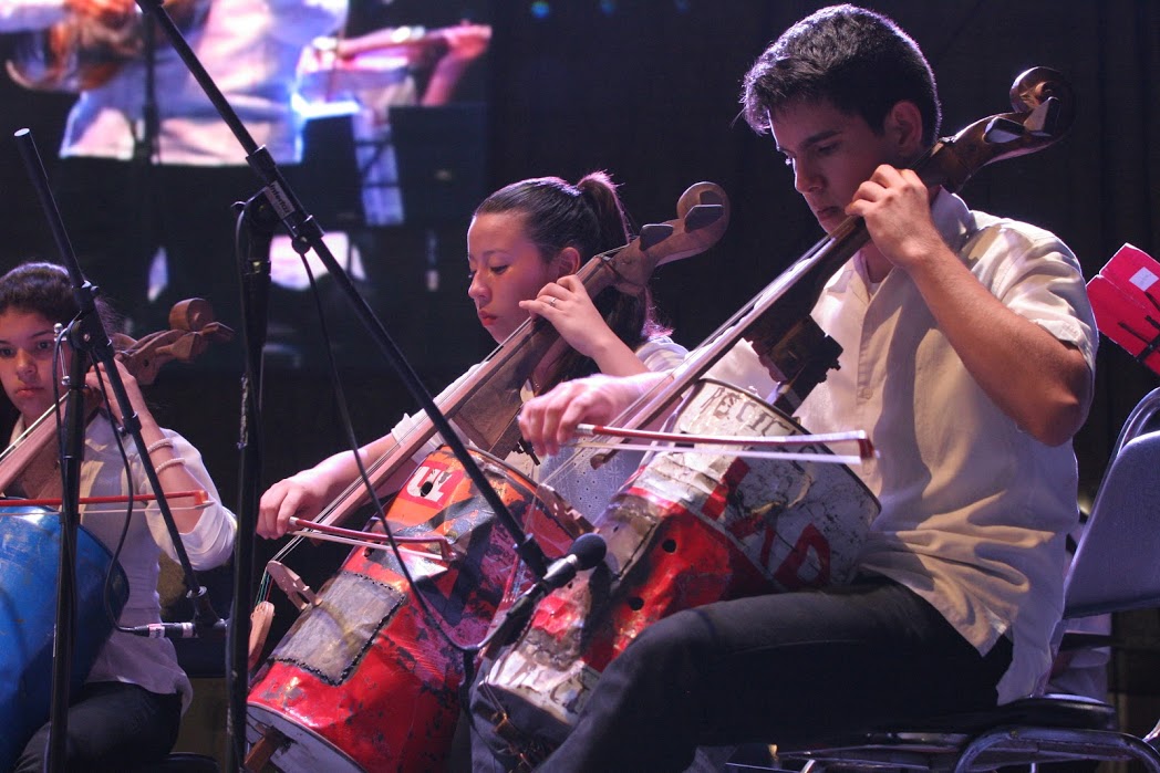 La orquesta utiliza violines, violas, saxofones y chelos que son fabricados a partir de deshechos. 