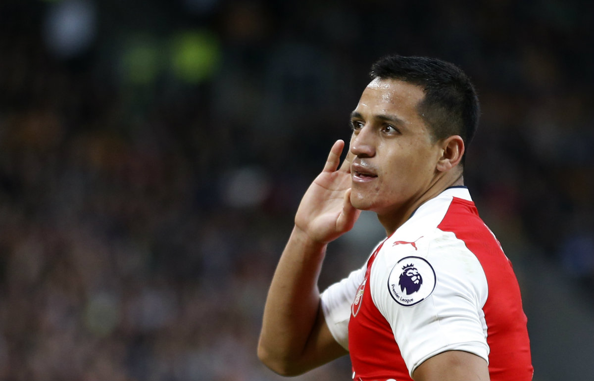 Alexis Sánchez festeja uno de sus tantos en el partido ante Hull City.