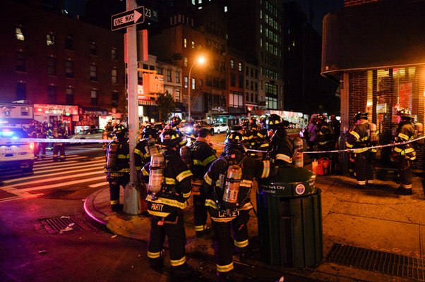 bomberos acudieron a la explosión en el barrio de Chelsea en Nueva York.