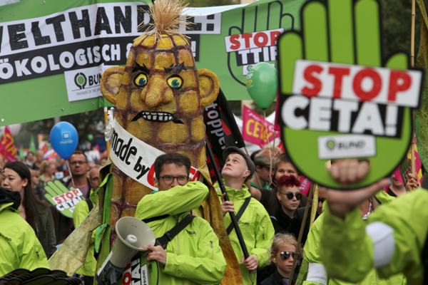 Cientos de protestantes se manifestaron contra el tratado comercial con Estados Unidos.