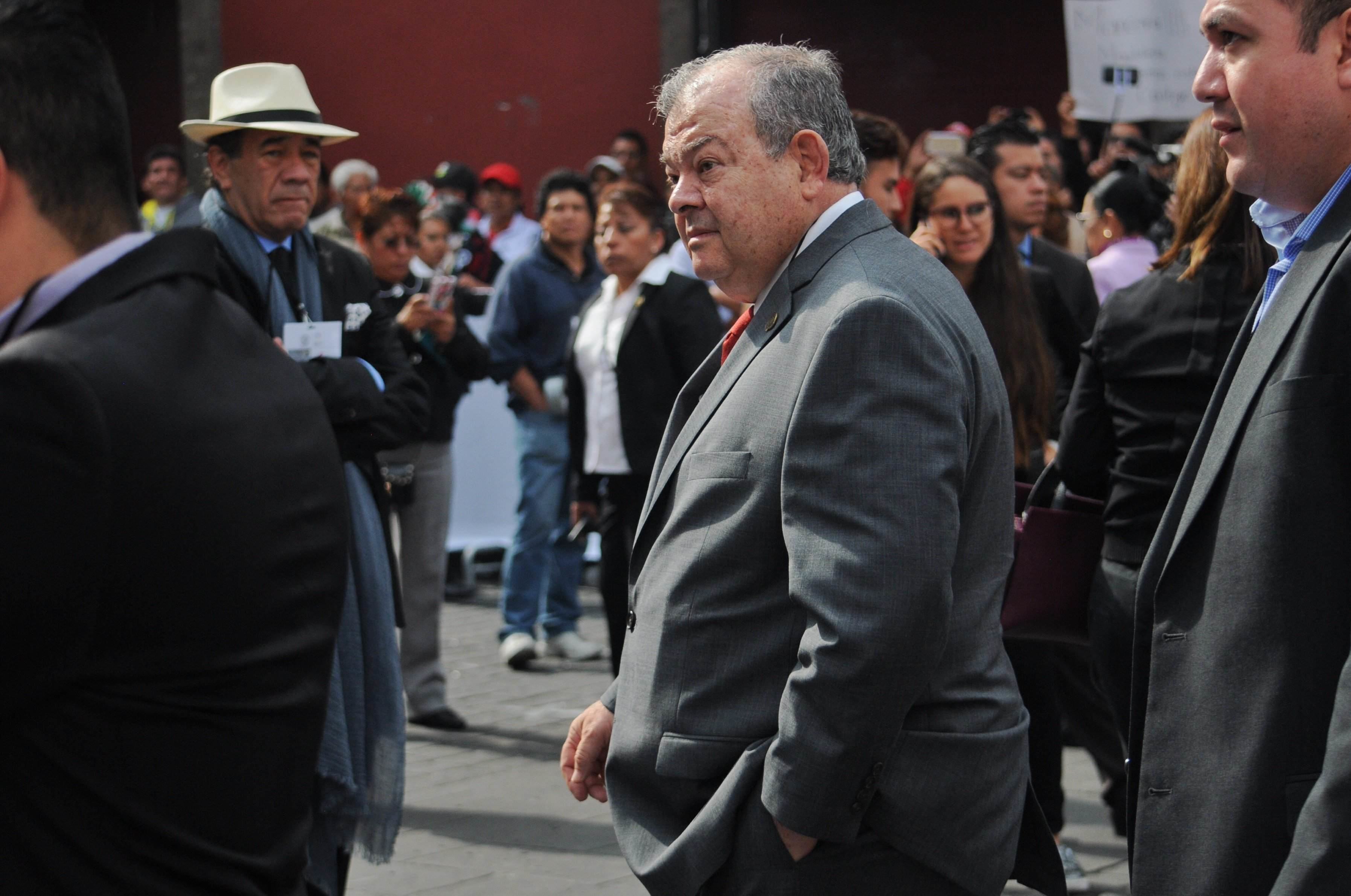 Edgar Elías Azar, magistrado presidente del Tribunal Superior de Justicia capitalino, durante su llegada a la Asamblea Legislativa.