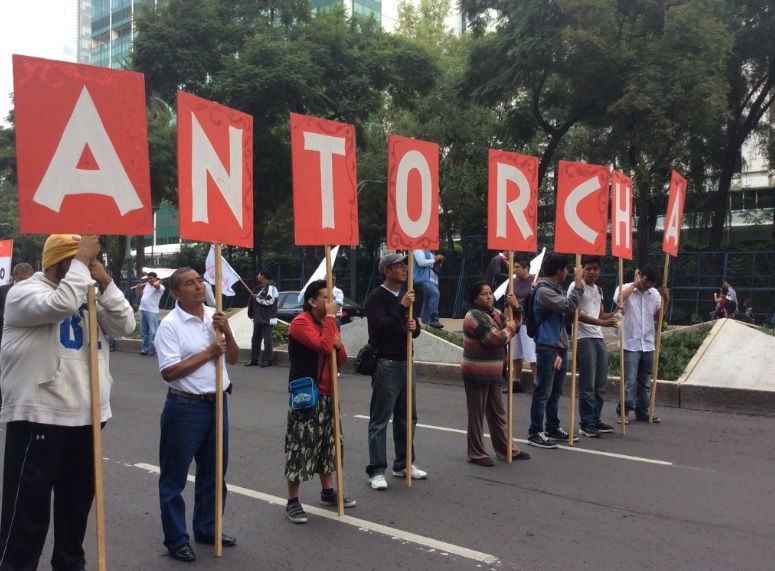 Los integrantes de Antorcha Campesina marchan sobre Paseo de la Reforma hacia la ALDF.