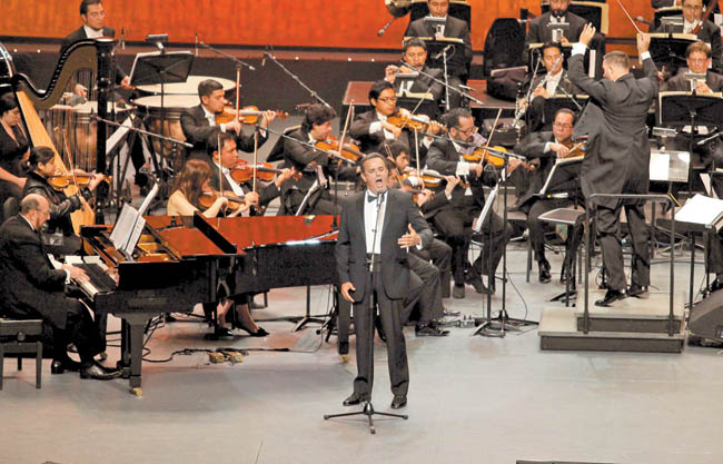 El intérprete cerró con “México lindo y querido”,  que cantó junto al público que abarrotó el foro. 