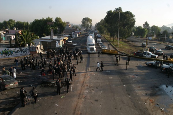Policías resguardan la entrada a San Salvador Atenco (archivo).