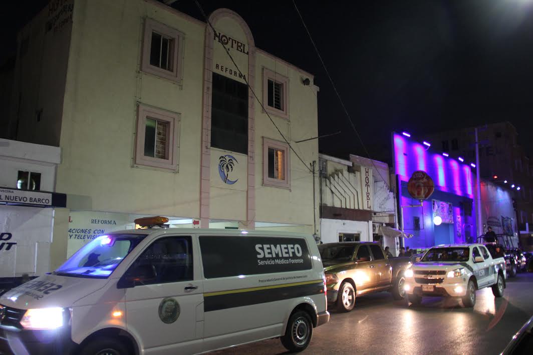 Se informó que el ahora occiso había ingresado a la habitación con un hombre, quien que no fue localizado. 