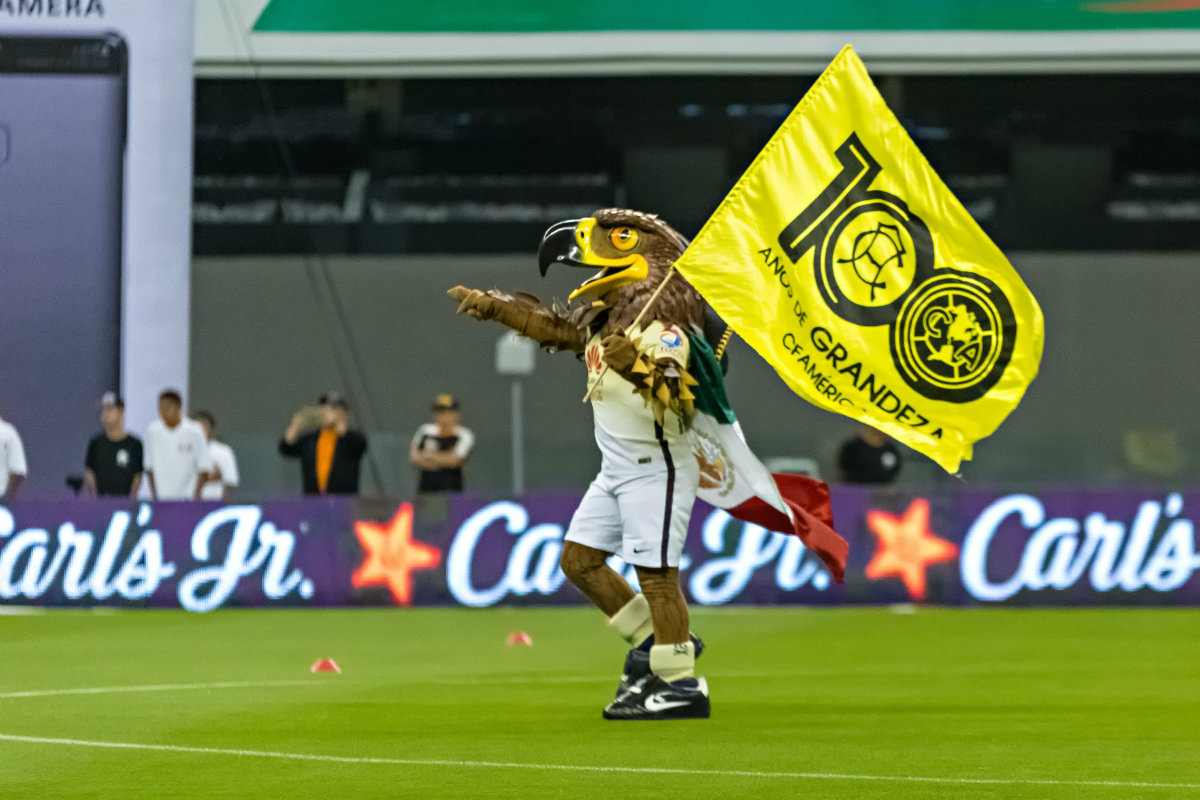 'Agui' con la bandera del Centenario en el Estadio Azteca.