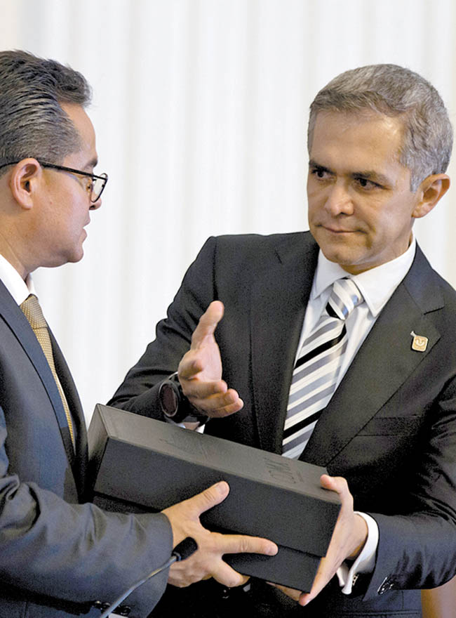 Anunció la puesta en marcha de nuevo transporte en segundos pisos. 