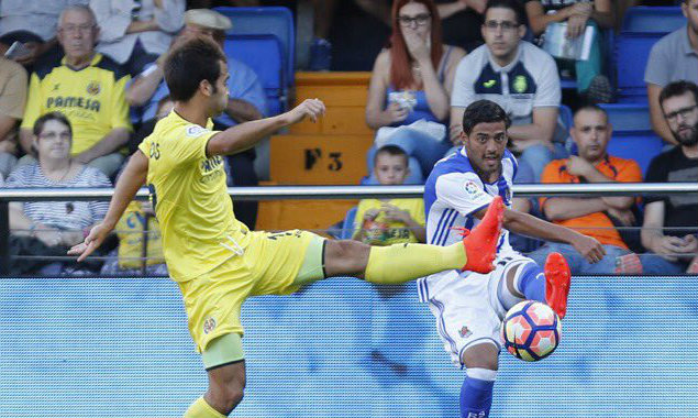 Carlos Vela disputa el balón durante el encuentro.