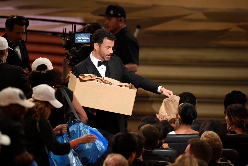 Jimmy Kimmel bromeó diciendo que su madre preparó 7 mil sándwiches para la audiencia. 